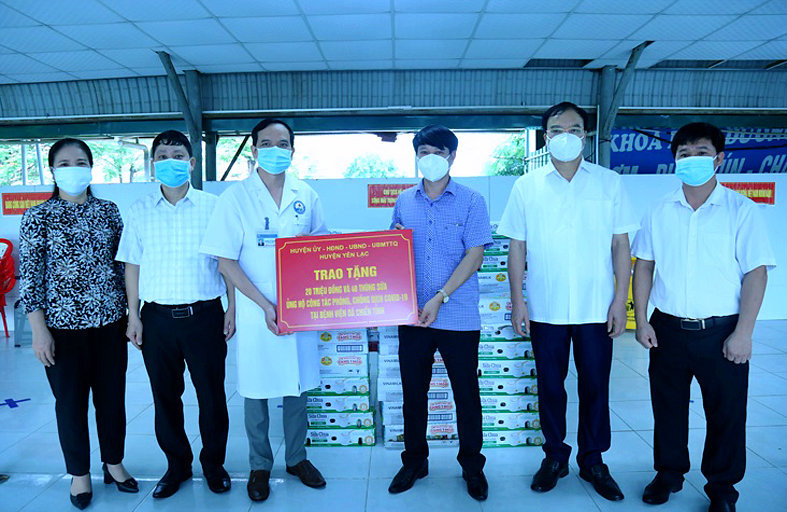 Các đồng chí lãnh đạo huyện Yên Lạc tặng quà cho Bệnh viện Dã chiến tỉnh