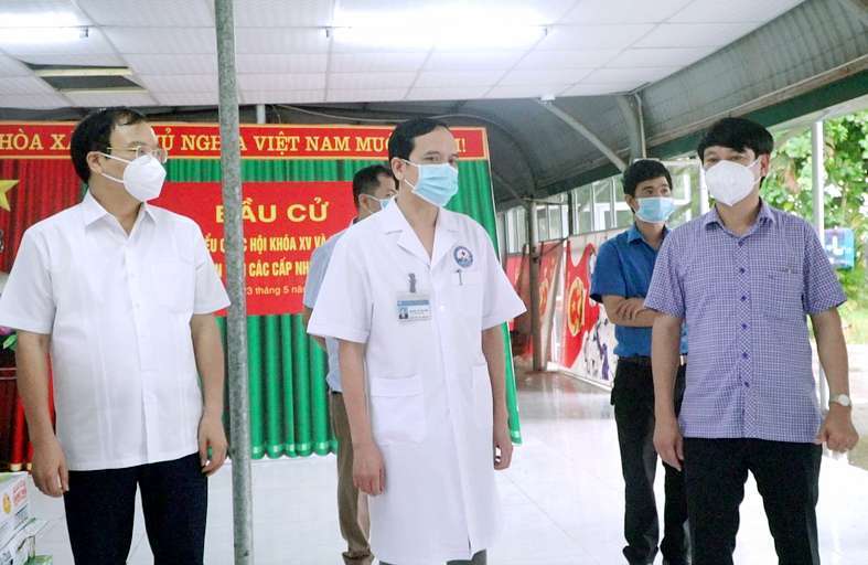 Lãnh đạo Bệnh viện Đa khoa tỉnh thông tin nhanh về công tác điều trị, tình hình sức khỏe của các bệnh nhân đang điều trị tại Bệnh viện dã chiến tỉnh.