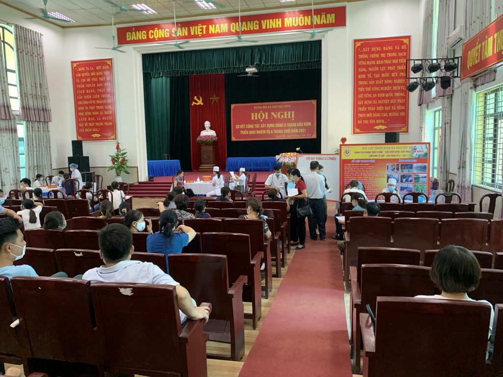 Đợt tiêm vắc xin Covid-19 thứ 7 đang được triển khai rộng rãi tại Việt Nam với mong muốn đẩy lùi dịch bệnh và giữ gìn sức khỏe của toàn thể người dân. Xem ảnh để cảm nhận được sự nỗ lực và những hình ảnh đầy ấn tượng trong quá trình tiêm vắc xin.