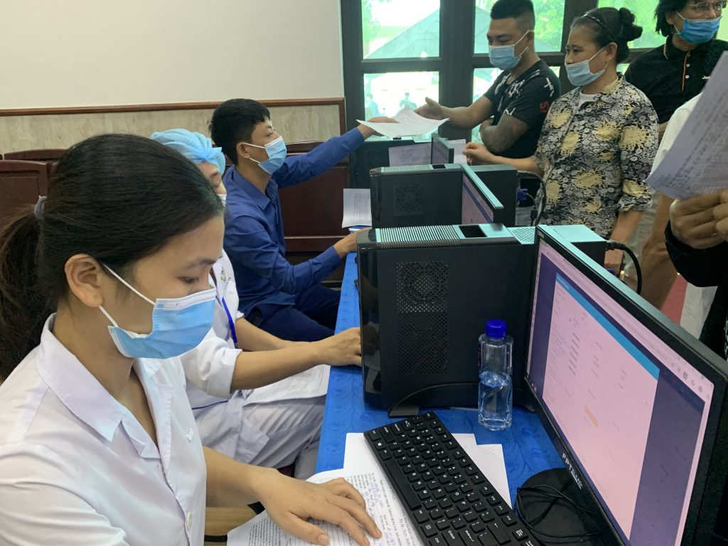 Trung tâm y tế Yên Lạc tiêm Vaxcin đợt 3