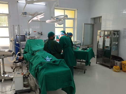 Các bác sĩ Trung tâm y tế huyện Yên Lạc phẫu thuật gãy đầu dưới xương quay