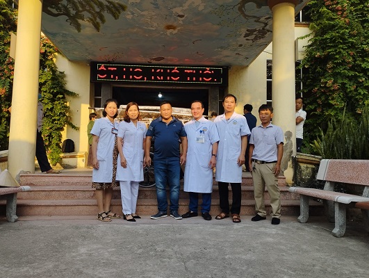 Các bác sĩ Trung tâm y tế huyện Yên Lạc và nhà hảo tâm Tạ Quang Thiện