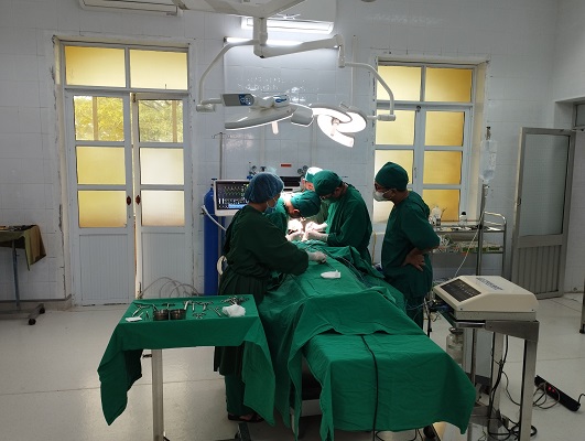 Mổ cắt tuyến giáp tại Trung tâm y tế huyện Yên Lạc
